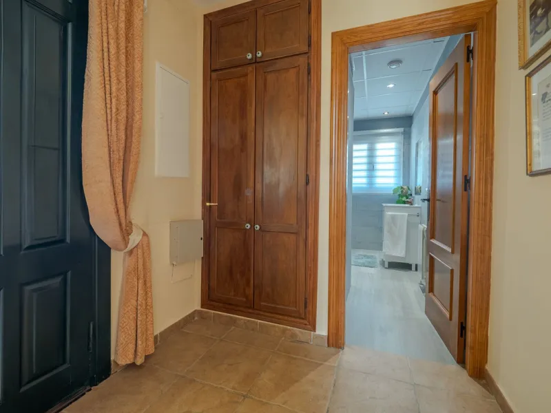 A well-presented detached villa located on the outskirts of the vibrant town of Alhaurin El Grande, set in the sought-after urbanisation of La Paca. The property has been recently renovated to a high standard, including new bathrooms, central heating and 
