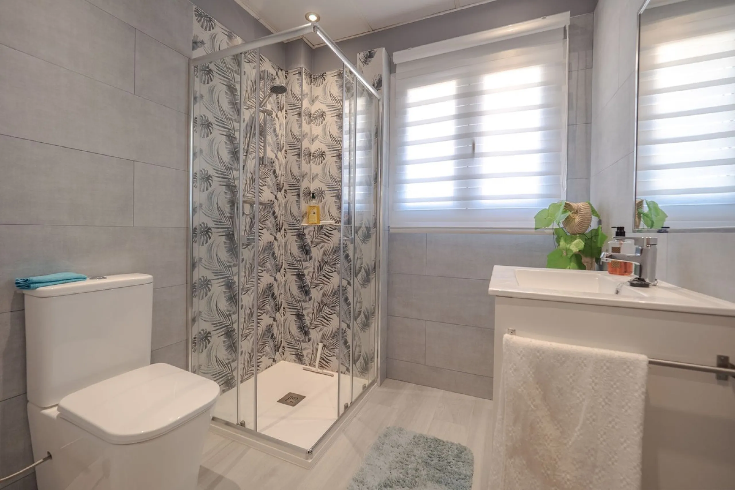 A well-presented detached villa located on the outskirts of the vibrant town of Alhaurin El Grande, set in the sought-after urbanisation of La Paca. The property has been recently renovated to a high standard, including new bathrooms, central heating and 