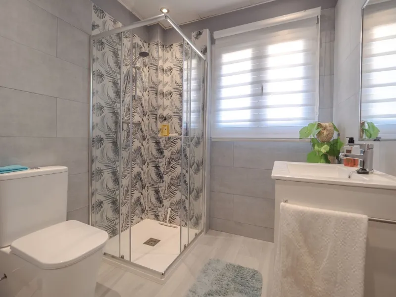 A well-presented detached villa located on the outskirts of the vibrant town of Alhaurin El Grande, set in the sought-after urbanisation of La Paca. The property has been recently renovated to a high standard, including new bathrooms, central heating and 