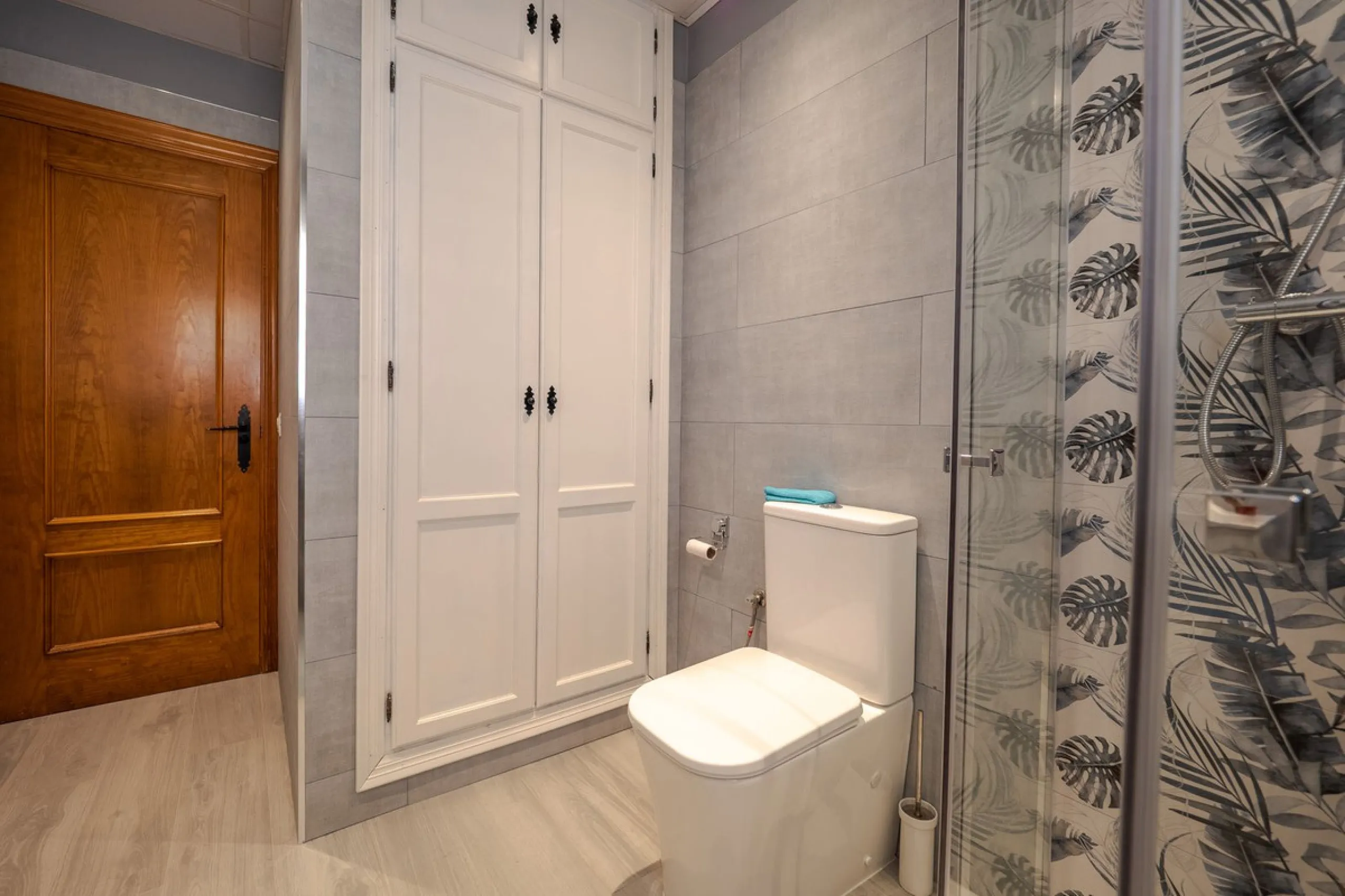 A well-presented detached villa located on the outskirts of the vibrant town of Alhaurin El Grande, set in the sought-after urbanisation of La Paca. The property has been recently renovated to a high standard, including new bathrooms, central heating and 