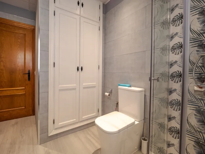 A well-presented detached villa located on the outskirts of the vibrant town of Alhaurin El Grande, set in the sought-after urbanisation of La Paca. The property has been recently renovated to a high standard, including new bathrooms, central heating and 