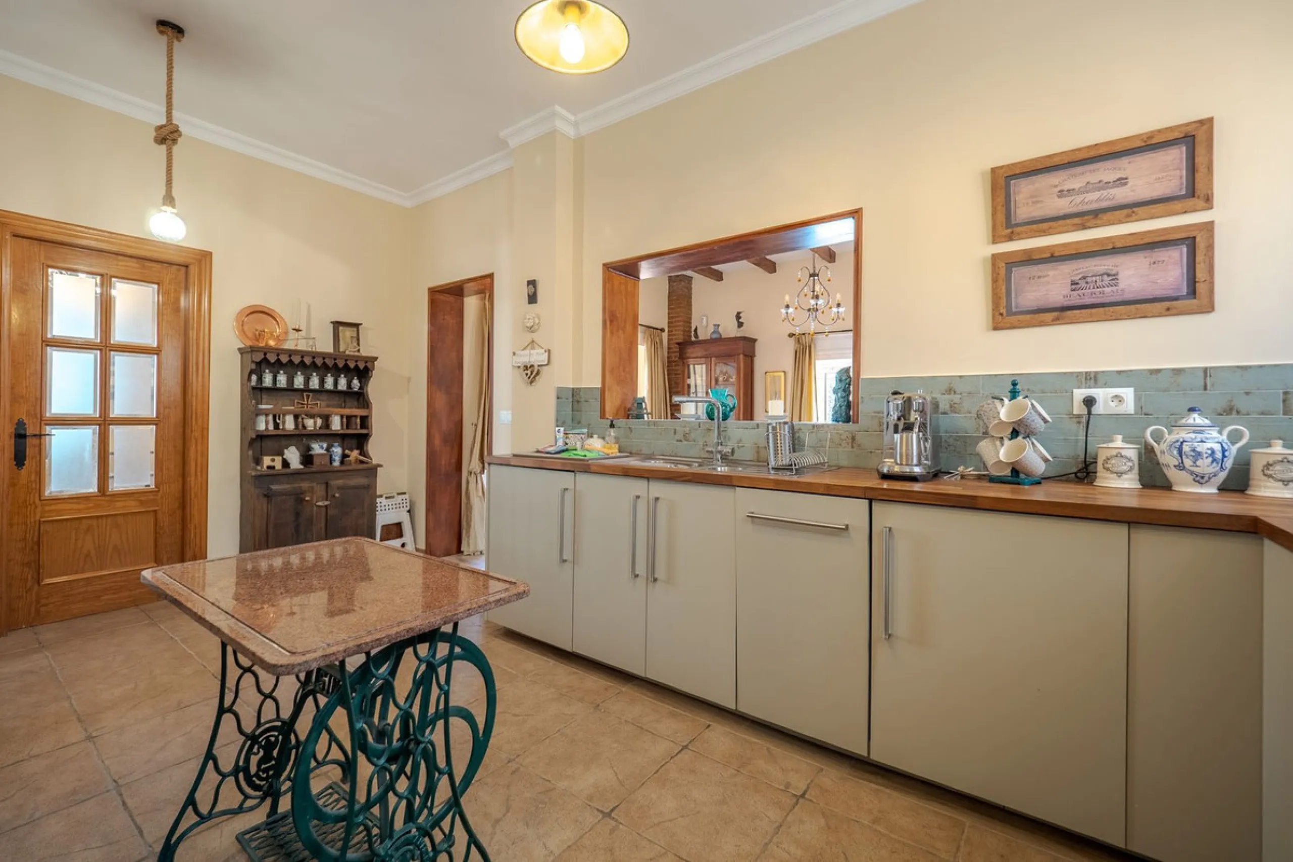 A well-presented detached villa located on the outskirts of the vibrant town of Alhaurin El Grande, set in the sought-after urbanisation of La Paca. The property has been recently renovated to a high standard, including new bathrooms, central heating and 