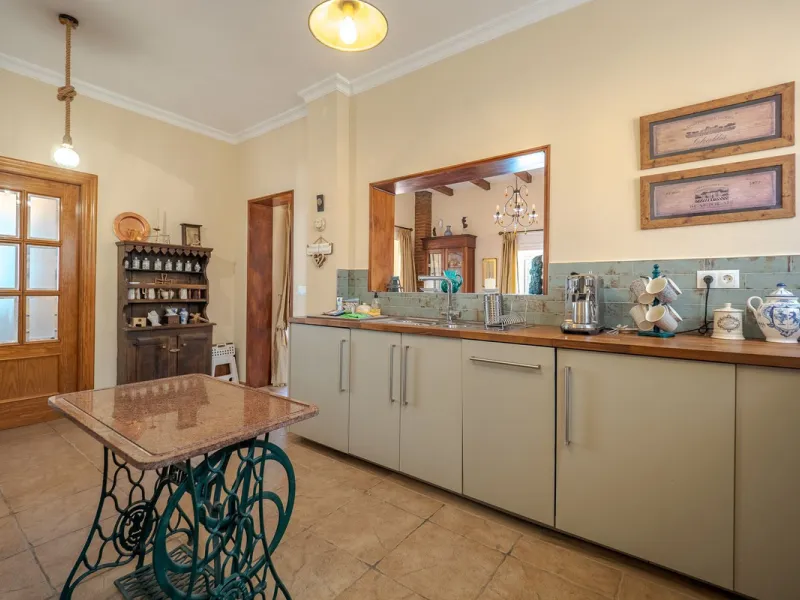 A well-presented detached villa located on the outskirts of the vibrant town of Alhaurin El Grande, set in the sought-after urbanisation of La Paca. The property has been recently renovated to a high standard, including new bathrooms, central heating and 