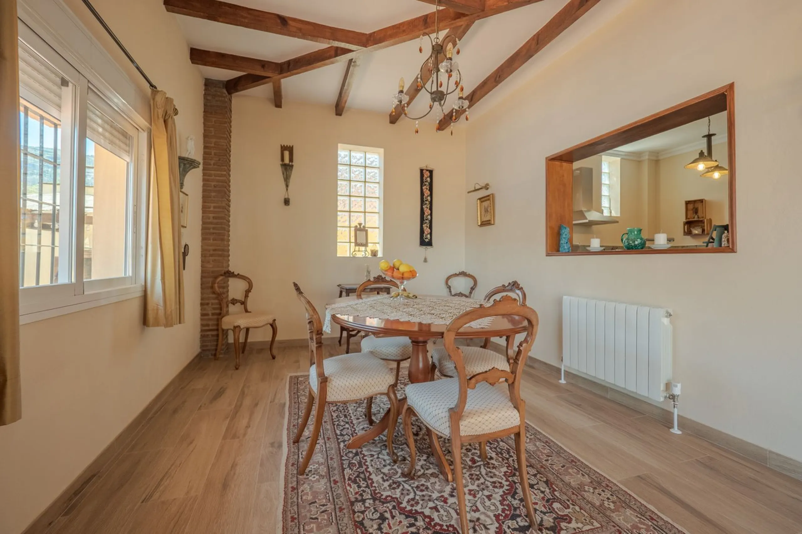 A well-presented detached villa located on the outskirts of the vibrant town of Alhaurin El Grande, set in the sought-after urbanisation of La Paca. The property has been recently renovated to a high standard, including new bathrooms, central heating and 