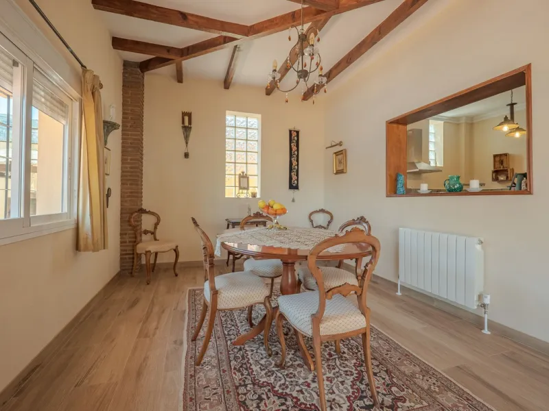 A well-presented detached villa located on the outskirts of the vibrant town of Alhaurin El Grande, set in the sought-after urbanisation of La Paca. The property has been recently renovated to a high standard, including new bathrooms, central heating and 