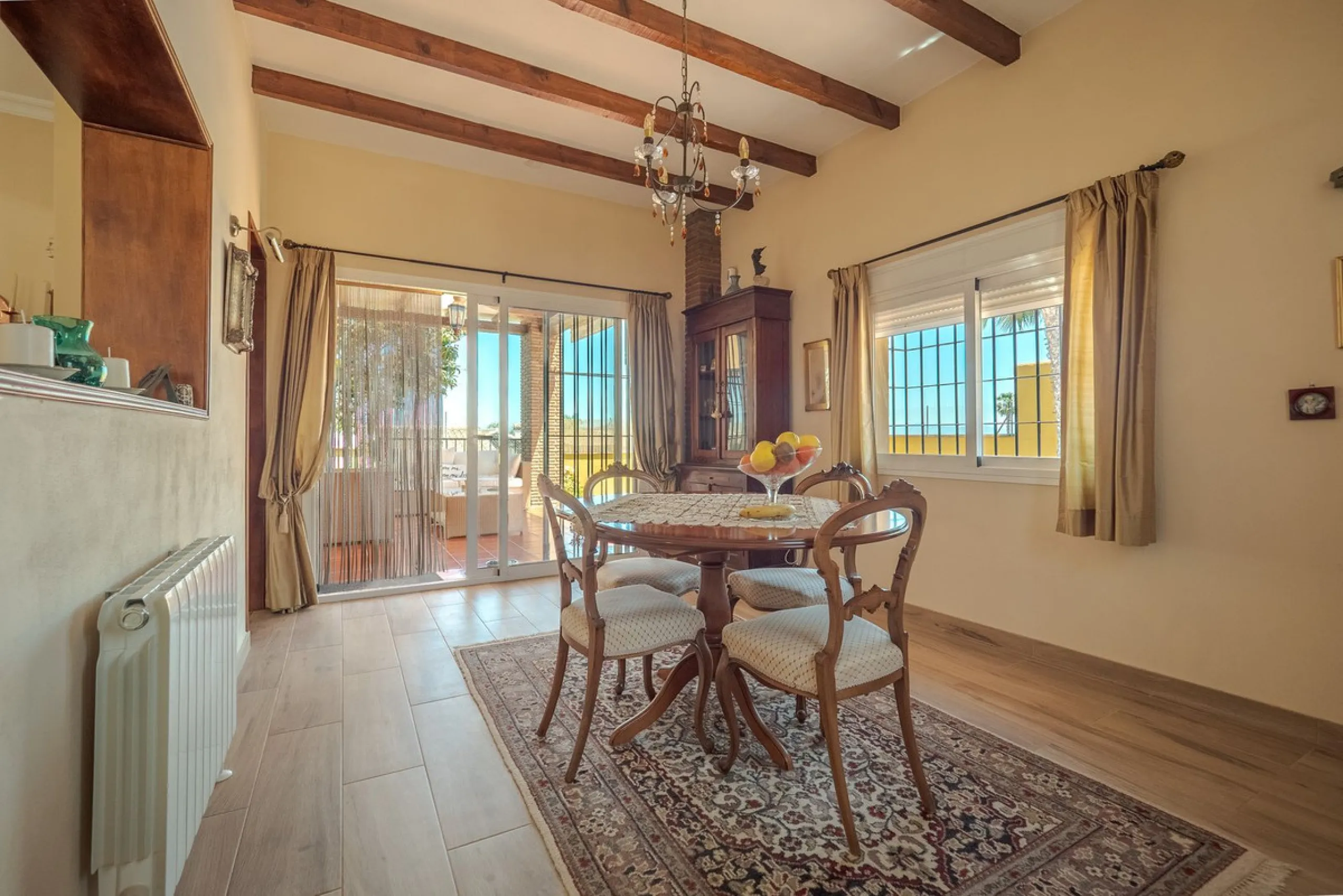 A well-presented detached villa located on the outskirts of the vibrant town of Alhaurin El Grande, set in the sought-after urbanisation of La Paca. The property has been recently renovated to a high standard, including new bathrooms, central heating and 
