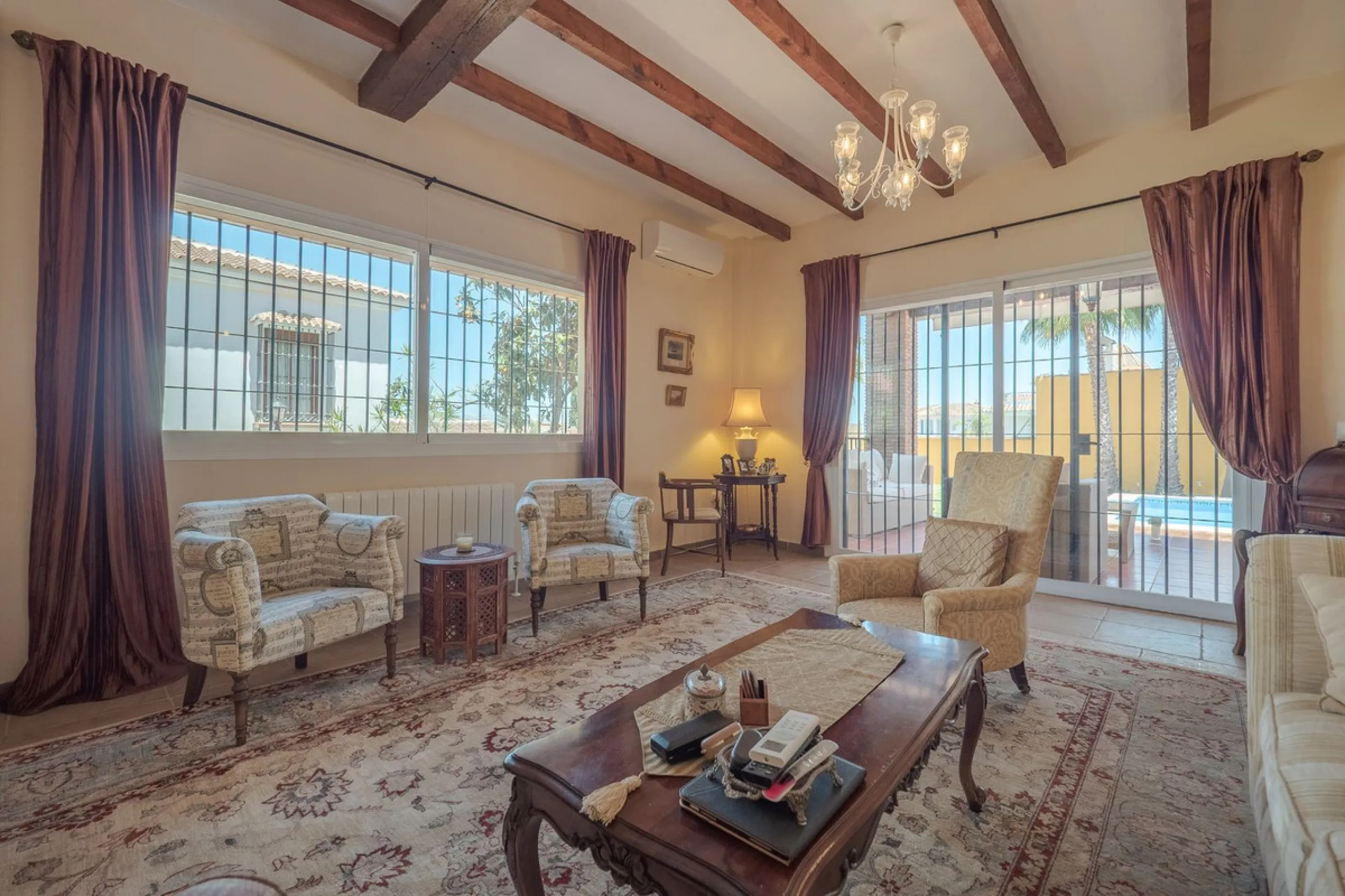 A well-presented detached villa located on the outskirts of the vibrant town of Alhaurin El Grande, set in the sought-after urbanisation of La Paca. The property has been recently renovated to a high standard, including new bathrooms, central heating and 