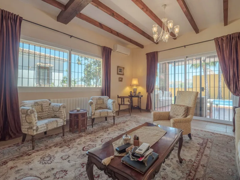 A well-presented detached villa located on the outskirts of the vibrant town of Alhaurin El Grande, set in the sought-after urbanisation of La Paca. The property has been recently renovated to a high standard, including new bathrooms, central heating and 