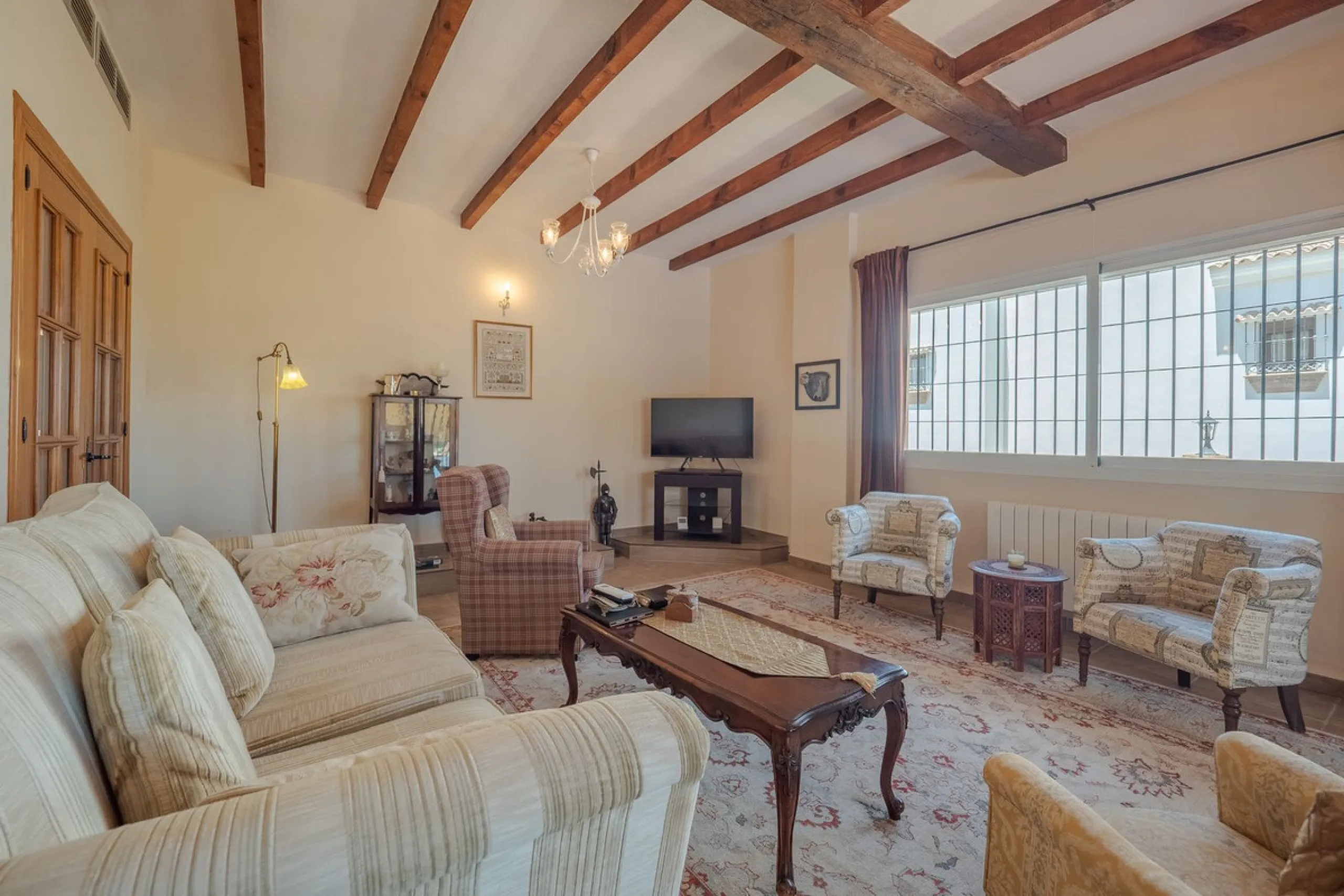 A well-presented detached villa located on the outskirts of the vibrant town of Alhaurin El Grande, set in the sought-after urbanisation of La Paca. The property has been recently renovated to a high standard, including new bathrooms, central heating and 