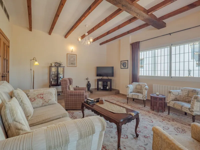 A well-presented detached villa located on the outskirts of the vibrant town of Alhaurin El Grande, set in the sought-after urbanisation of La Paca. The property has been recently renovated to a high standard, including new bathrooms, central heating and 