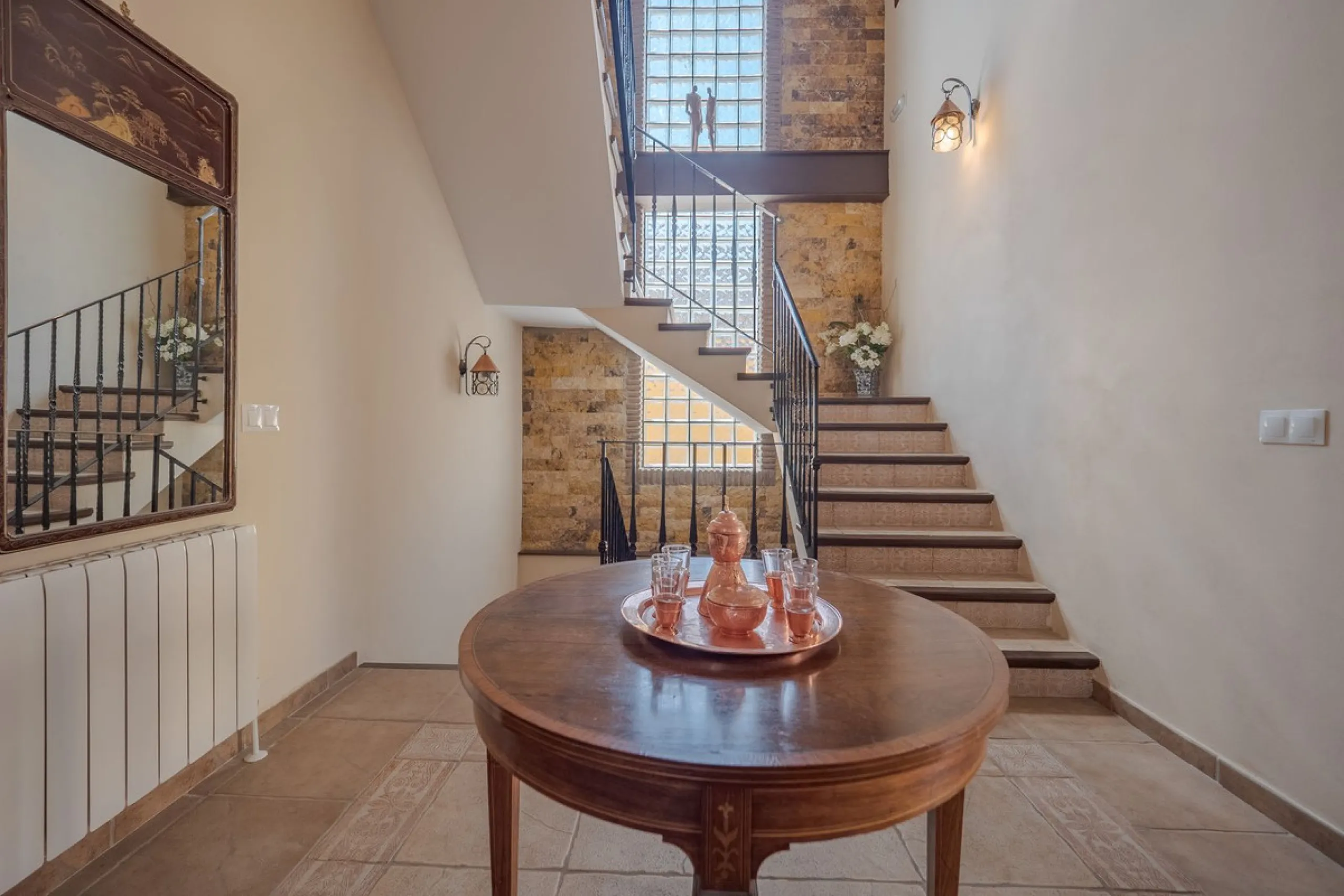 A well-presented detached villa located on the outskirts of the vibrant town of Alhaurin El Grande, set in the sought-after urbanisation of La Paca. The property has been recently renovated to a high standard, including new bathrooms, central heating and 