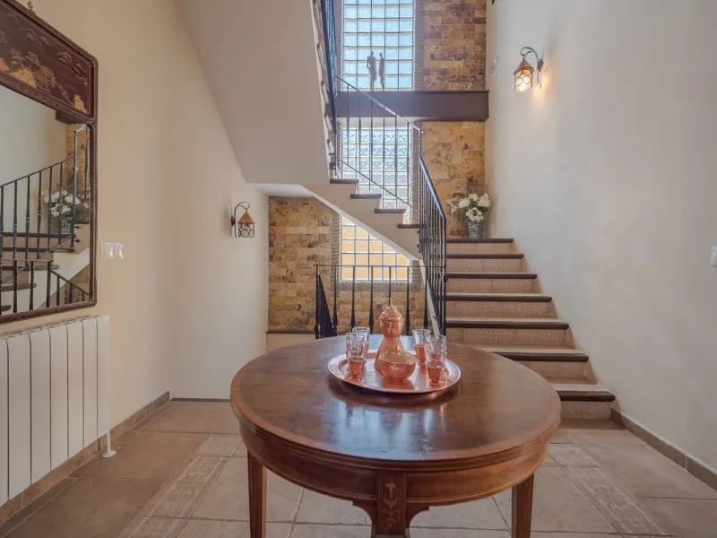 A well-presented detached villa located on the outskirts of the vibrant town of Alhaurin El Grande, set in the sought-after urbanisation of La Paca. The property has been recently renovated to a high standard, including new bathrooms, central heating and 