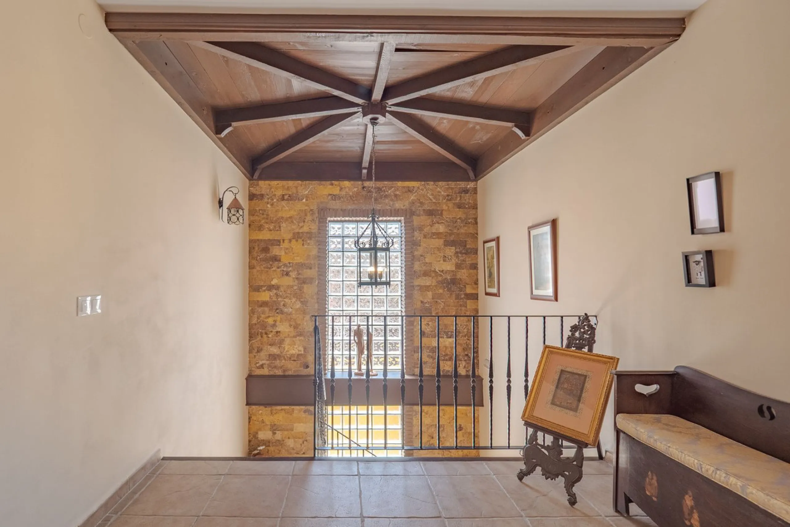 A well-presented detached villa located on the outskirts of the vibrant town of Alhaurin El Grande, set in the sought-after urbanisation of La Paca. The property has been recently renovated to a high standard, including new bathrooms, central heating and 