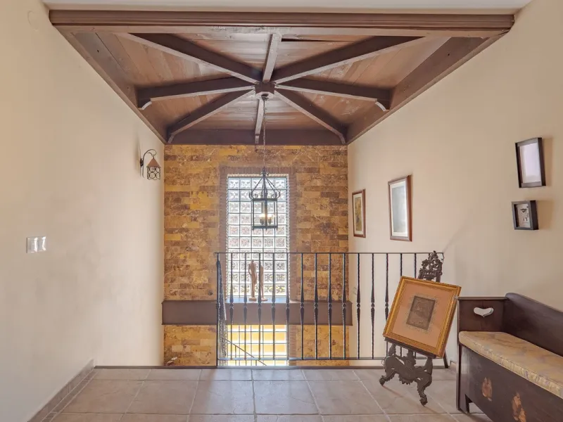 A well-presented detached villa located on the outskirts of the vibrant town of Alhaurin El Grande, set in the sought-after urbanisation of La Paca. The property has been recently renovated to a high standard, including new bathrooms, central heating and 