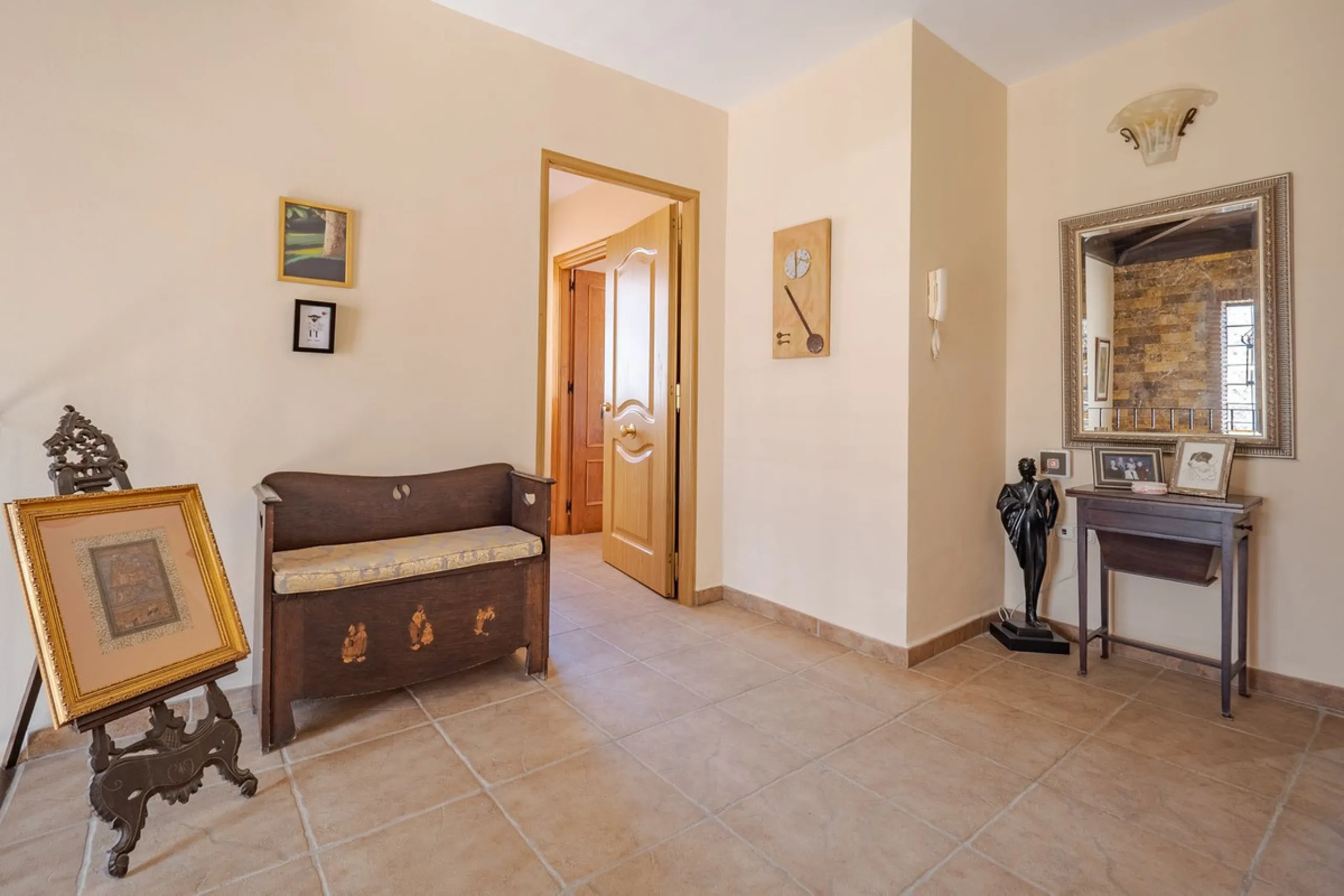 A well-presented detached villa located on the outskirts of the vibrant town of Alhaurin El Grande, set in the sought-after urbanisation of La Paca. The property has been recently renovated to a high standard, including new bathrooms, central heating and 