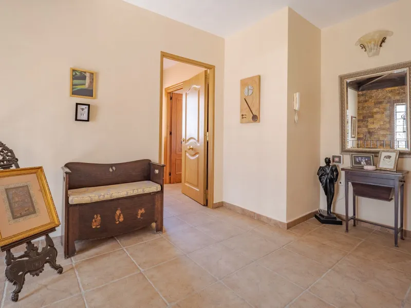 A well-presented detached villa located on the outskirts of the vibrant town of Alhaurin El Grande, set in the sought-after urbanisation of La Paca. The property has been recently renovated to a high standard, including new bathrooms, central heating and 