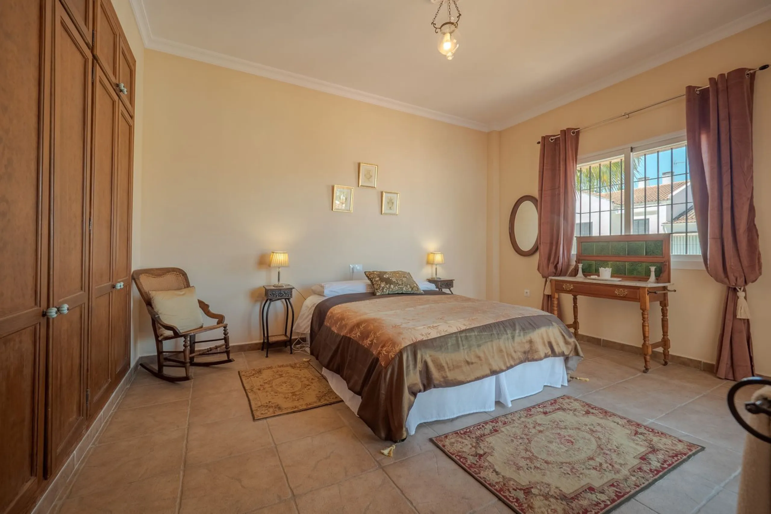 A well-presented detached villa located on the outskirts of the vibrant town of Alhaurin El Grande, set in the sought-after urbanisation of La Paca. The property has been recently renovated to a high standard, including new bathrooms, central heating and 