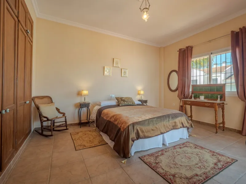 A well-presented detached villa located on the outskirts of the vibrant town of Alhaurin El Grande, set in the sought-after urbanisation of La Paca. The property has been recently renovated to a high standard, including new bathrooms, central heating and 