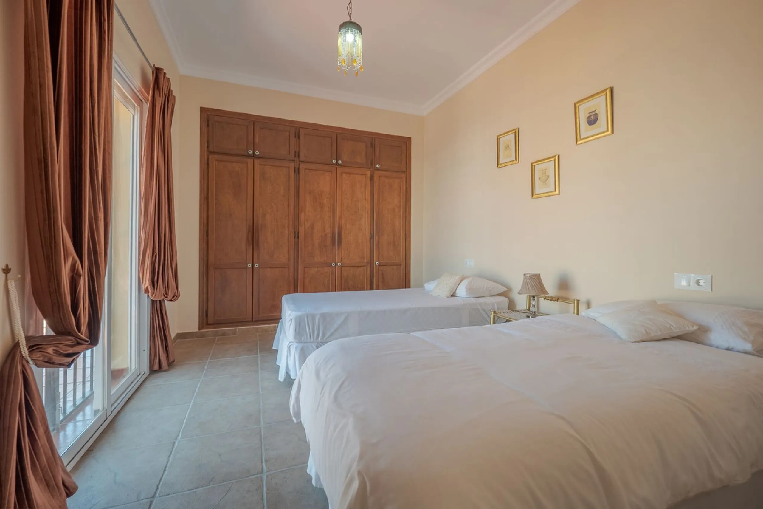 A well-presented detached villa located on the outskirts of the vibrant town of Alhaurin El Grande, set in the sought-after urbanisation of La Paca. The property has been recently renovated to a high standard, including new bathrooms, central heating and 