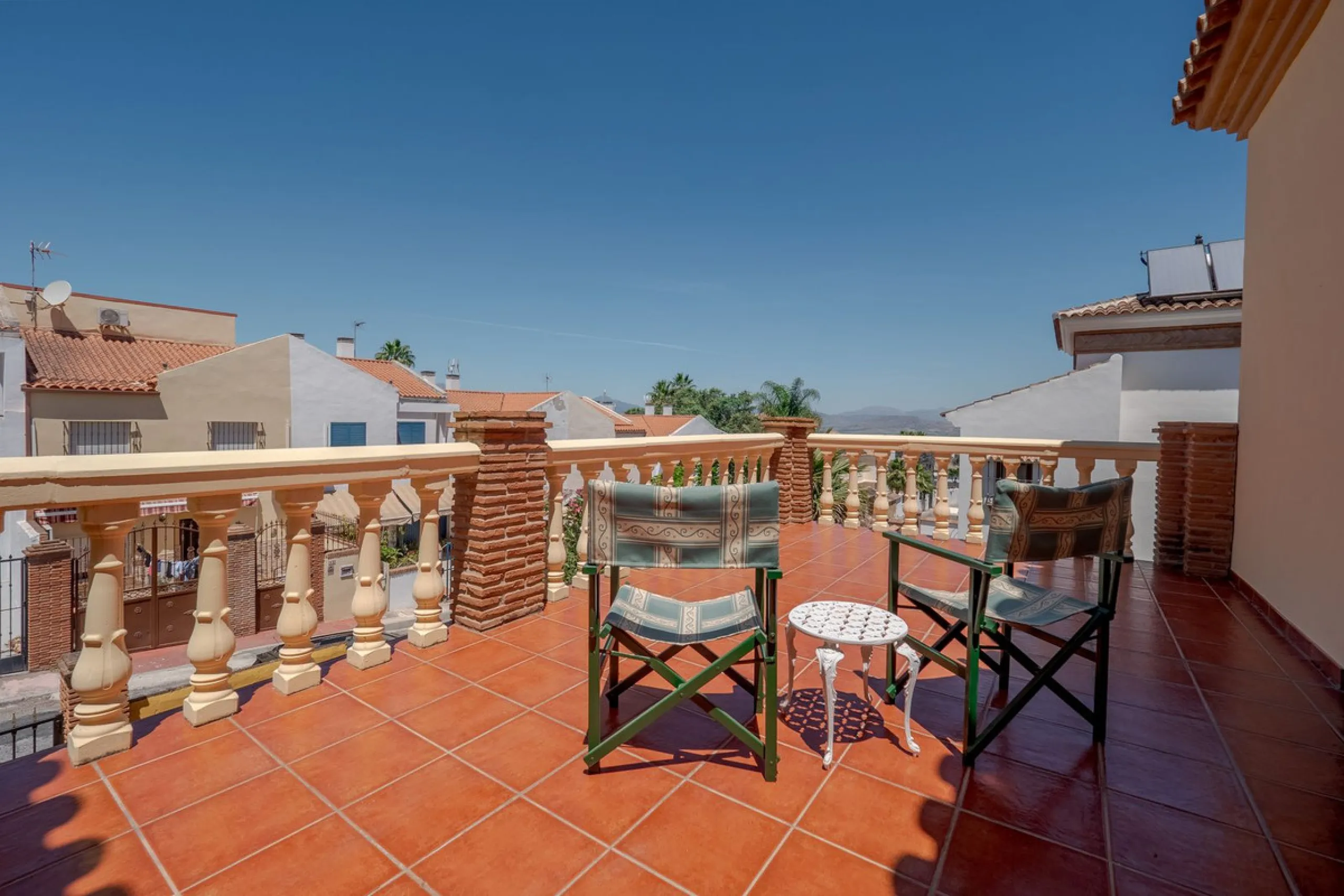 A well-presented detached villa located on the outskirts of the vibrant town of Alhaurin El Grande, set in the sought-after urbanisation of La Paca. The property has been recently renovated to a high standard, including new bathrooms, central heating and 