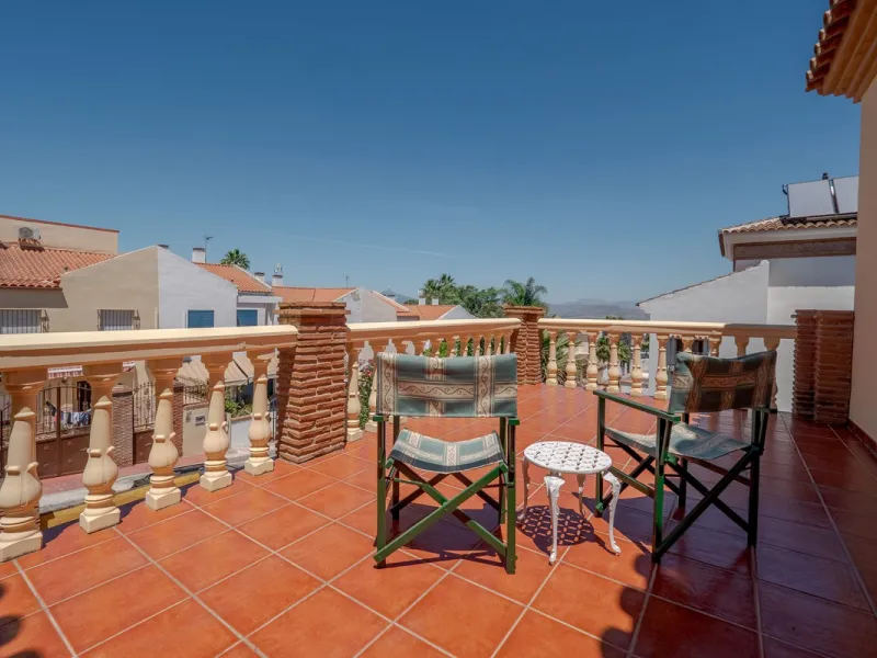 A well-presented detached villa located on the outskirts of the vibrant town of Alhaurin El Grande, set in the sought-after urbanisation of La Paca. The property has been recently renovated to a high standard, including new bathrooms, central heating and 