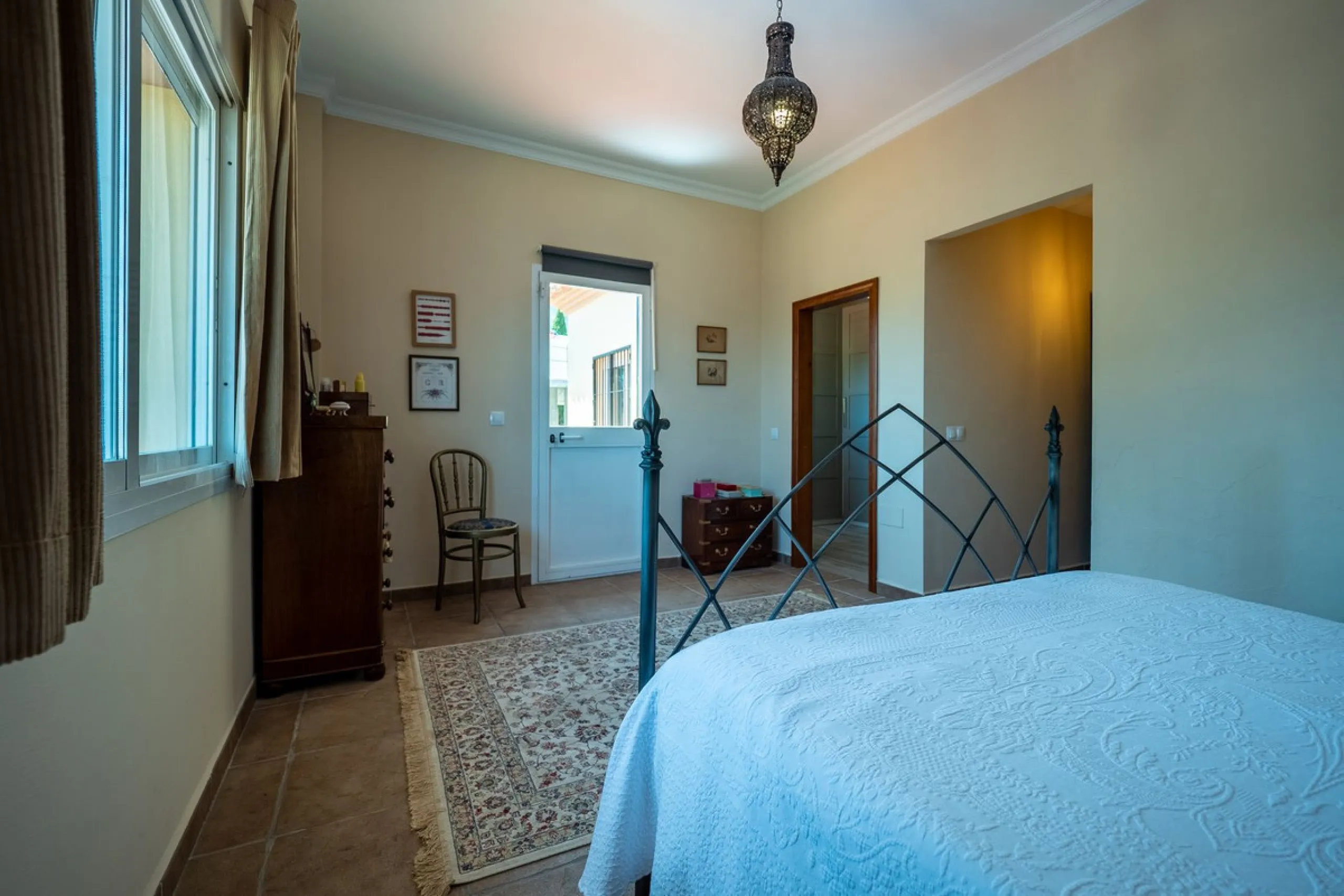 A well-presented detached villa located on the outskirts of the vibrant town of Alhaurin El Grande, set in the sought-after urbanisation of La Paca. The property has been recently renovated to a high standard, including new bathrooms, central heating and 