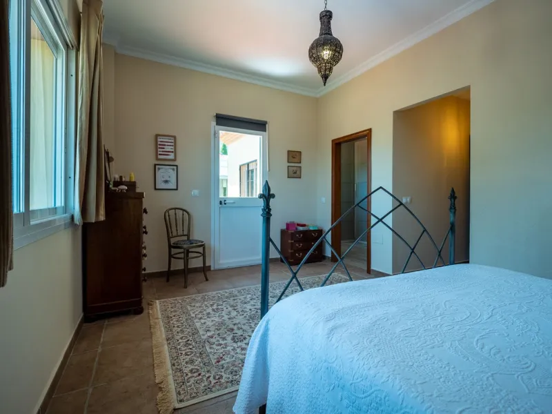 A well-presented detached villa located on the outskirts of the vibrant town of Alhaurin El Grande, set in the sought-after urbanisation of La Paca. The property has been recently renovated to a high standard, including new bathrooms, central heating and 
