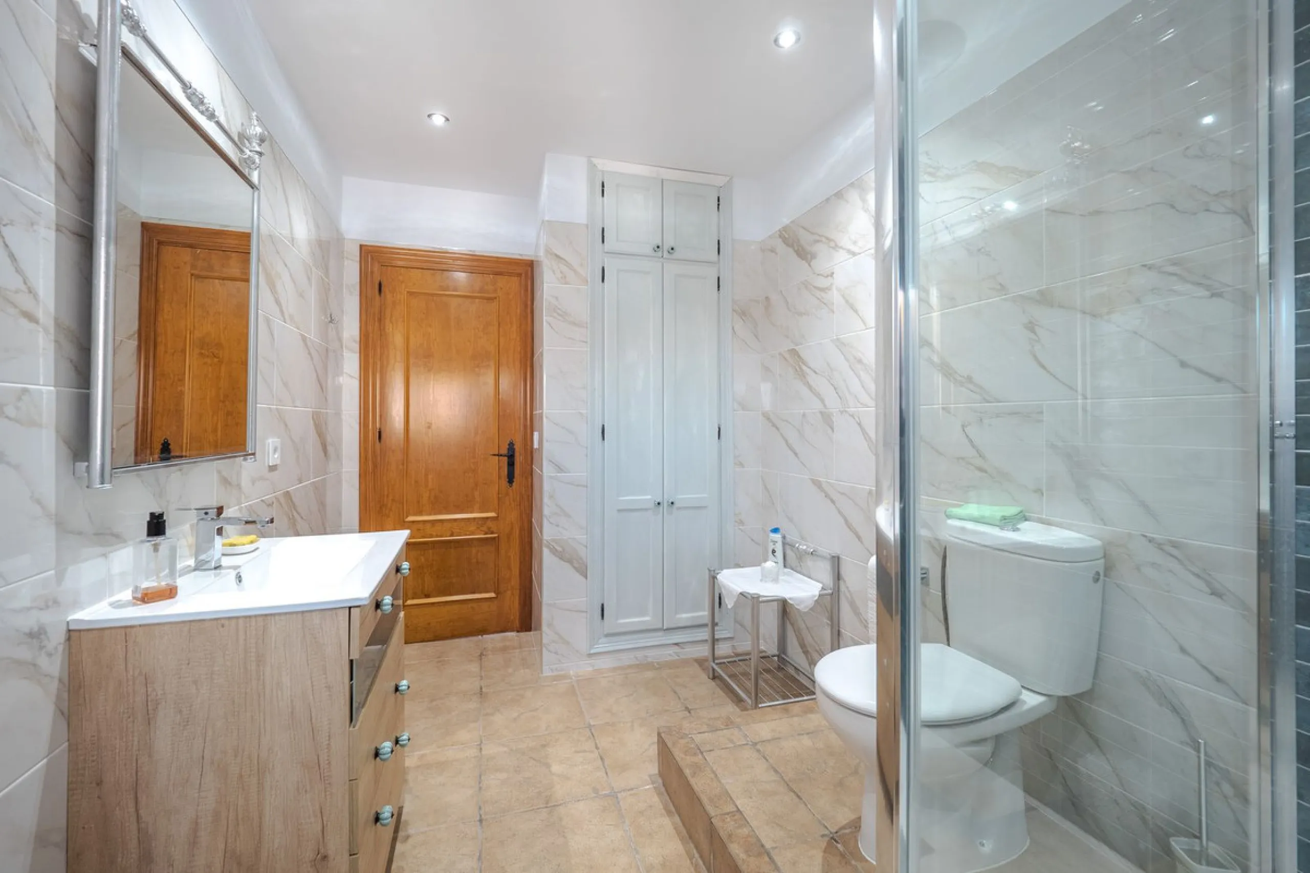 A well-presented detached villa located on the outskirts of the vibrant town of Alhaurin El Grande, set in the sought-after urbanisation of La Paca. The property has been recently renovated to a high standard, including new bathrooms, central heating and 