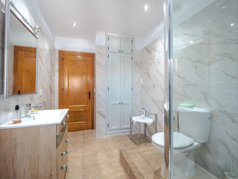 A well-presented detached villa located on the outskirts of the vibrant town of Alhaurin El Grande, set in the sought-after urbanisation of La Paca. The property has been recently renovated to a high standard, including new bathrooms, central heating and 