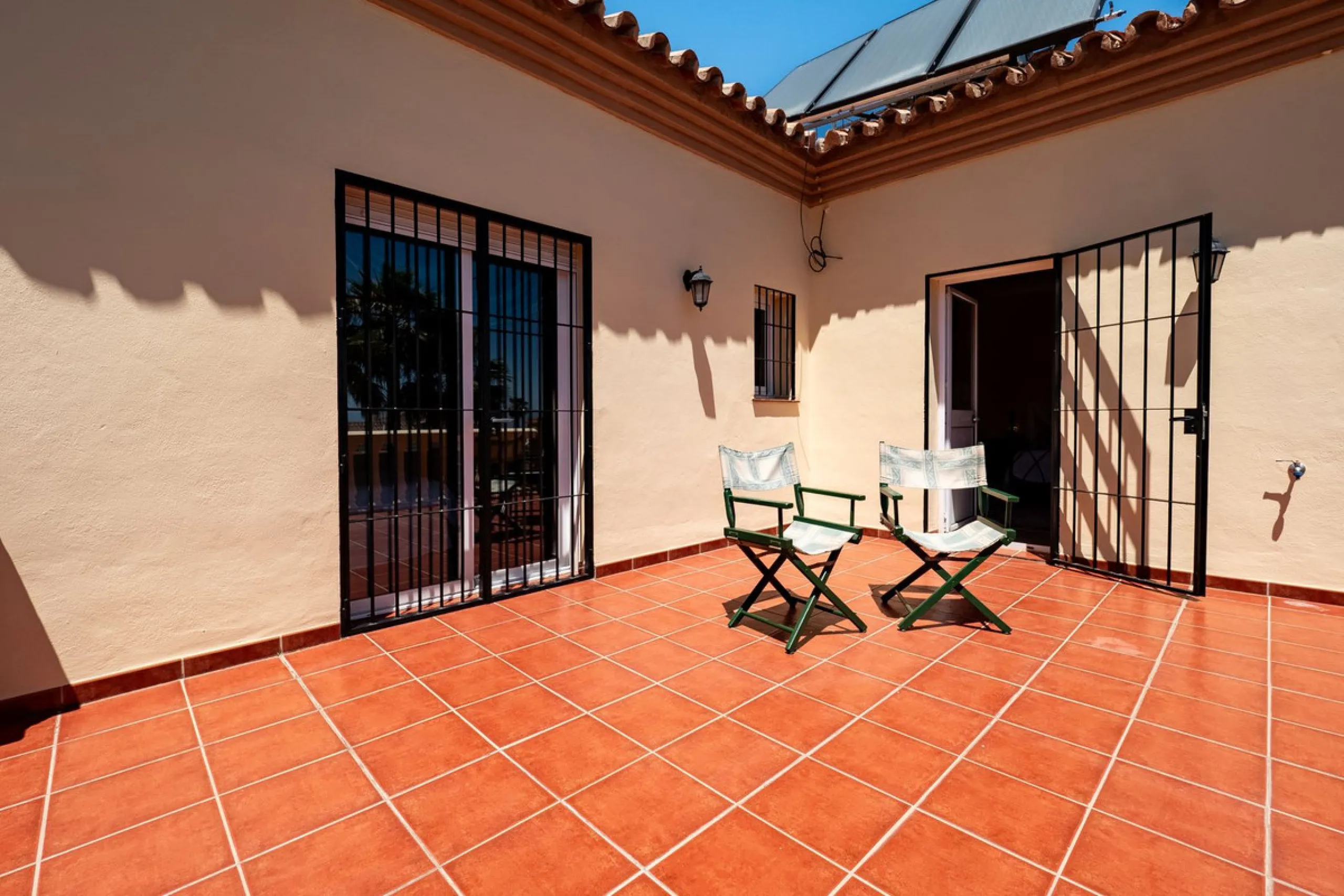 A well-presented detached villa located on the outskirts of the vibrant town of Alhaurin El Grande, set in the sought-after urbanisation of La Paca. The property has been recently renovated to a high standard, including new bathrooms, central heating and 