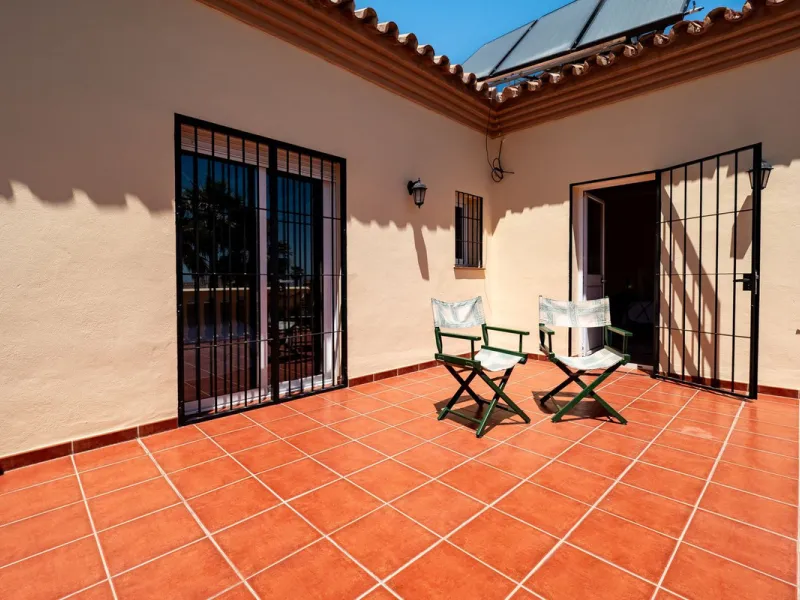 A well-presented detached villa located on the outskirts of the vibrant town of Alhaurin El Grande, set in the sought-after urbanisation of La Paca. The property has been recently renovated to a high standard, including new bathrooms, central heating and 