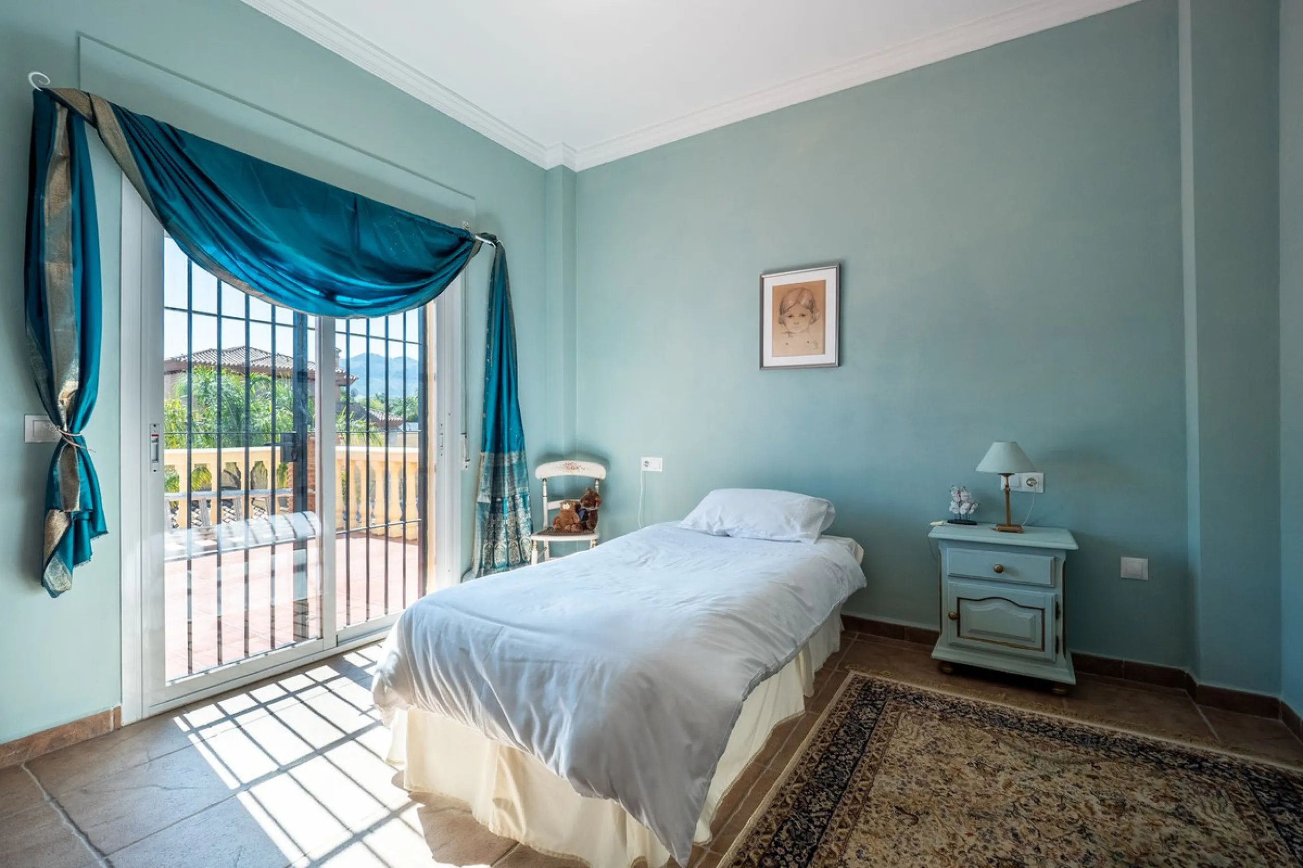 A well-presented detached villa located on the outskirts of the vibrant town of Alhaurin El Grande, set in the sought-after urbanisation of La Paca. The property has been recently renovated to a high standard, including new bathrooms, central heating and 