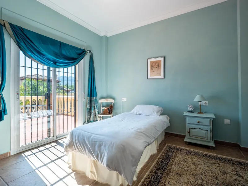 A well-presented detached villa located on the outskirts of the vibrant town of Alhaurin El Grande, set in the sought-after urbanisation of La Paca. The property has been recently renovated to a high standard, including new bathrooms, central heating and 