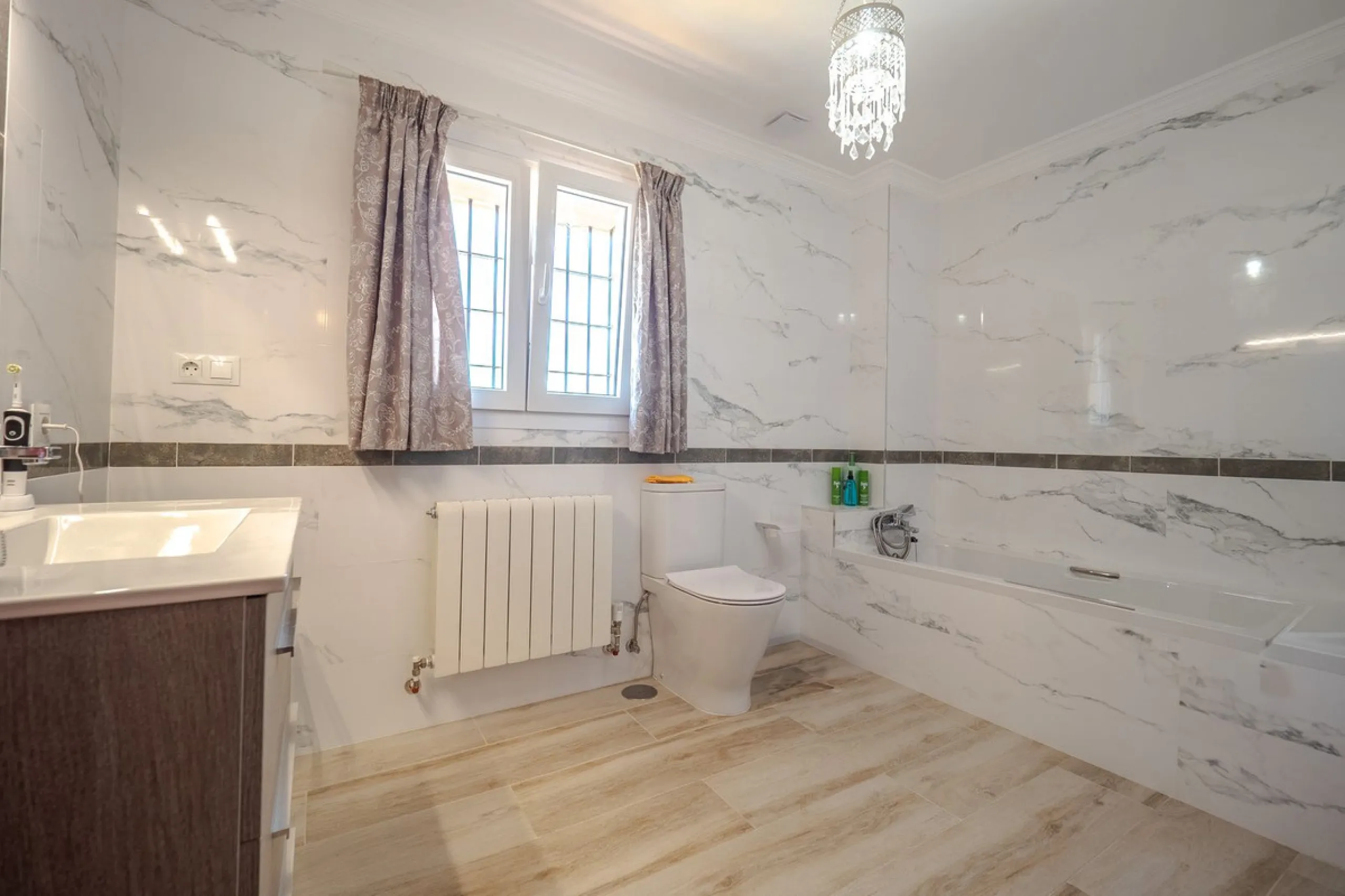 A well-presented detached villa located on the outskirts of the vibrant town of Alhaurin El Grande, set in the sought-after urbanisation of La Paca. The property has been recently renovated to a high standard, including new bathrooms, central heating and 