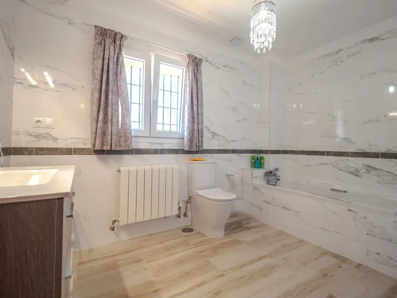 A well-presented detached villa located on the outskirts of the vibrant town of Alhaurin El Grande, set in the sought-after urbanisation of La Paca. The property has been recently renovated to a high standard, including new bathrooms, central heating and 
