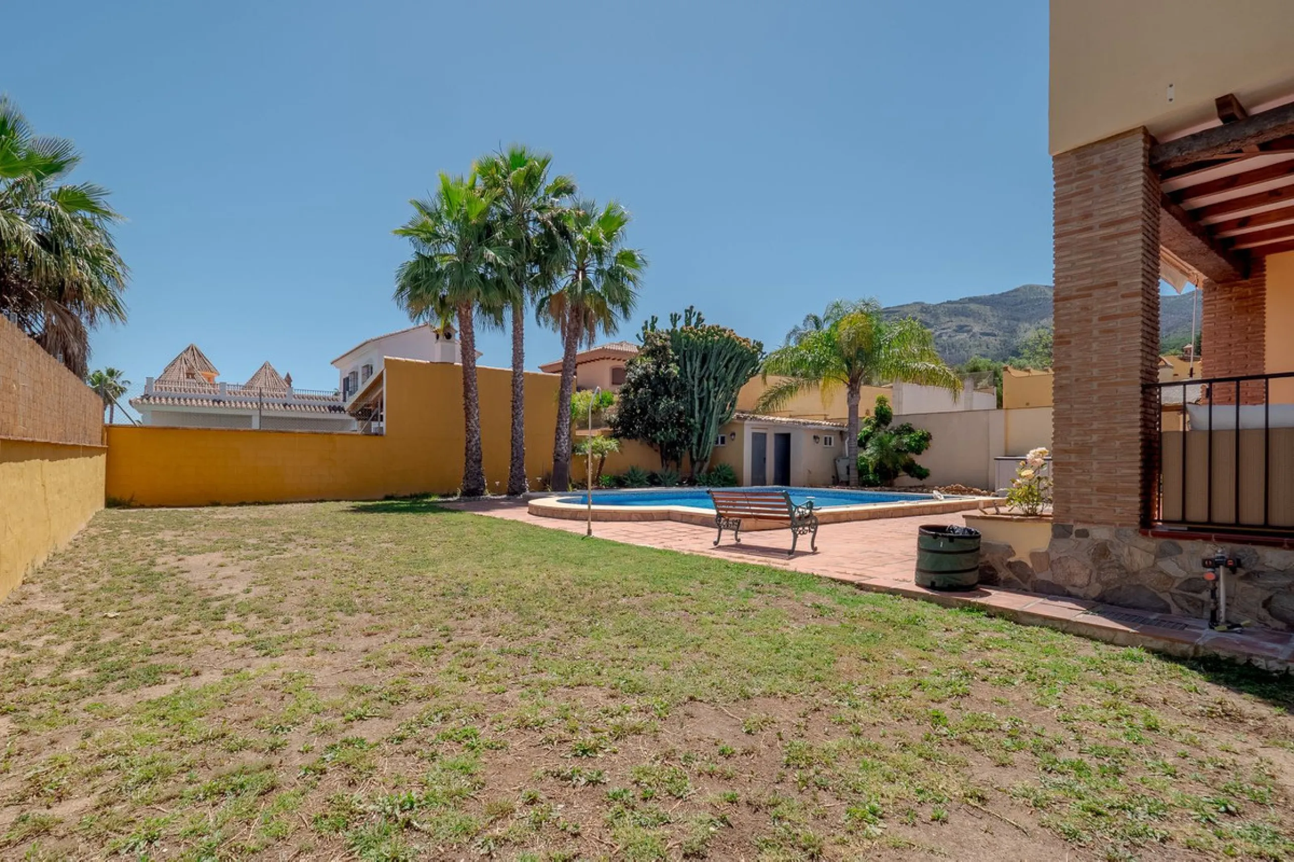 A well-presented detached villa located on the outskirts of the vibrant town of Alhaurin El Grande, set in the sought-after urbanisation of La Paca. The property has been recently renovated to a high standard, including new bathrooms, central heating and 
