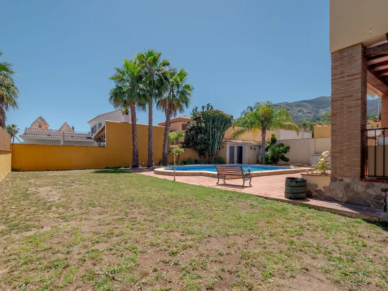 A well-presented detached villa located on the outskirts of the vibrant town of Alhaurin El Grande, set in the sought-after urbanisation of La Paca. The property has been recently renovated to a high standard, including new bathrooms, central heating and 