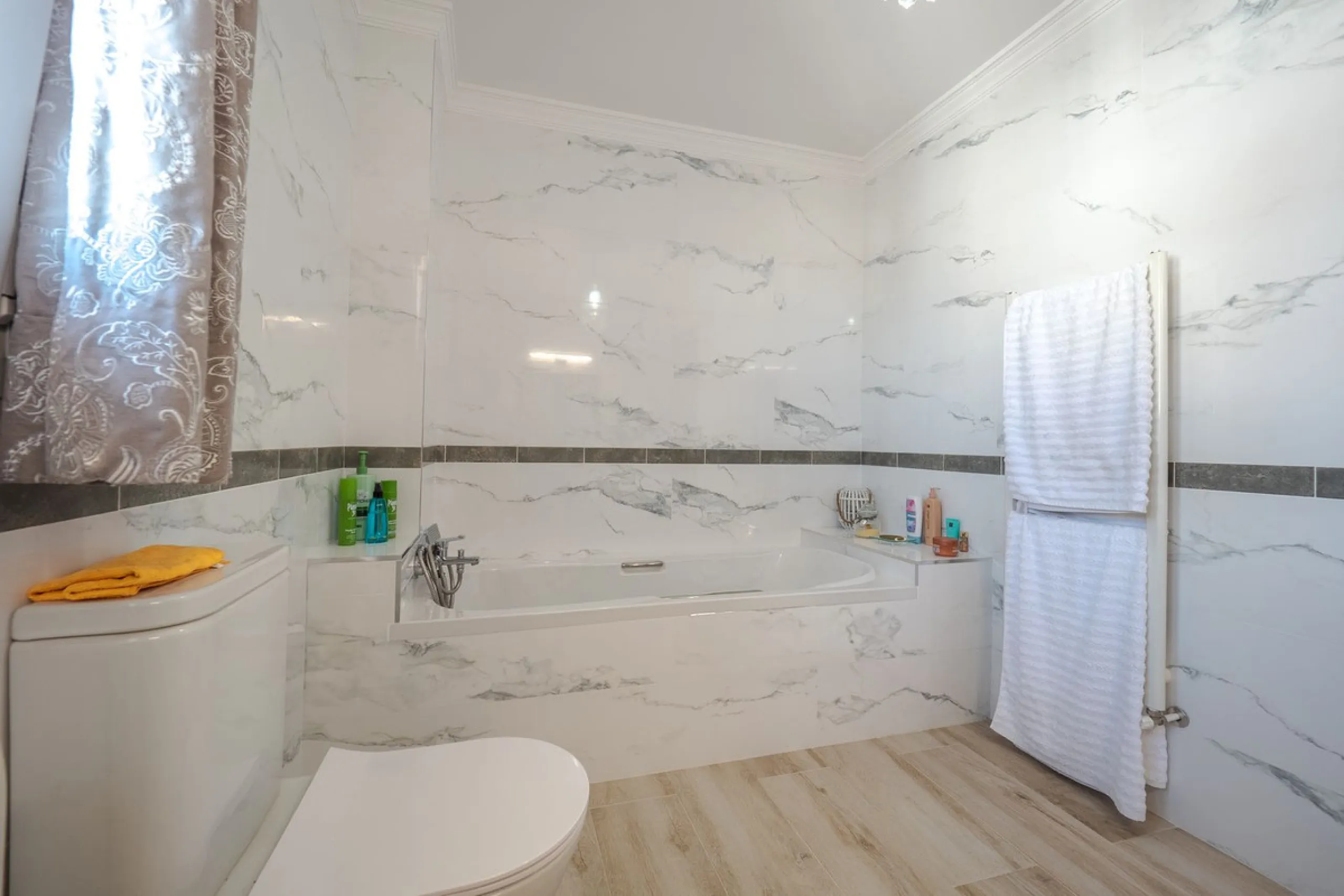 A well-presented detached villa located on the outskirts of the vibrant town of Alhaurin El Grande, set in the sought-after urbanisation of La Paca. The property has been recently renovated to a high standard, including new bathrooms, central heating and 
