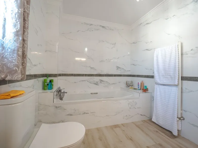 A well-presented detached villa located on the outskirts of the vibrant town of Alhaurin El Grande, set in the sought-after urbanisation of La Paca. The property has been recently renovated to a high standard, including new bathrooms, central heating and 