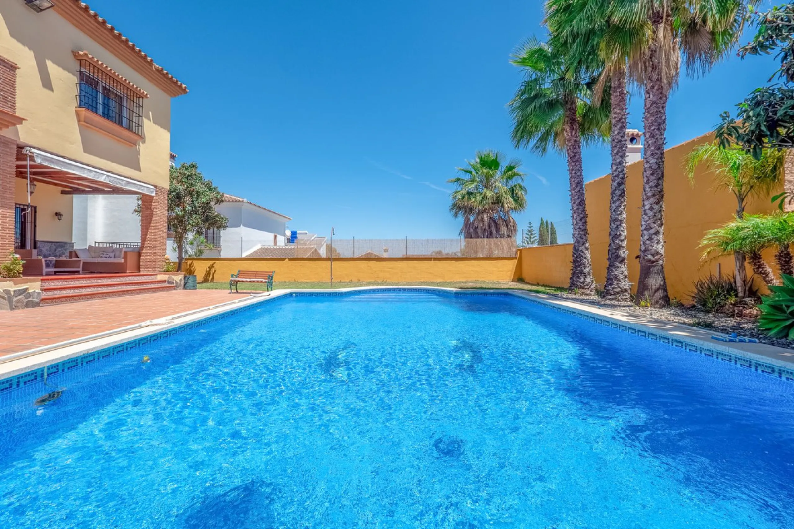 A well-presented detached villa located on the outskirts of the vibrant town of Alhaurin El Grande, set in the sought-after urbanisation of La Paca. The property has been recently renovated to a high standard, including new bathrooms, central heating and 