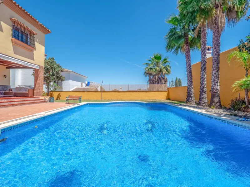A well-presented detached villa located on the outskirts of the vibrant town of Alhaurin El Grande, set in the sought-after urbanisation of La Paca. The property has been recently renovated to a high standard, including new bathrooms, central heating and 