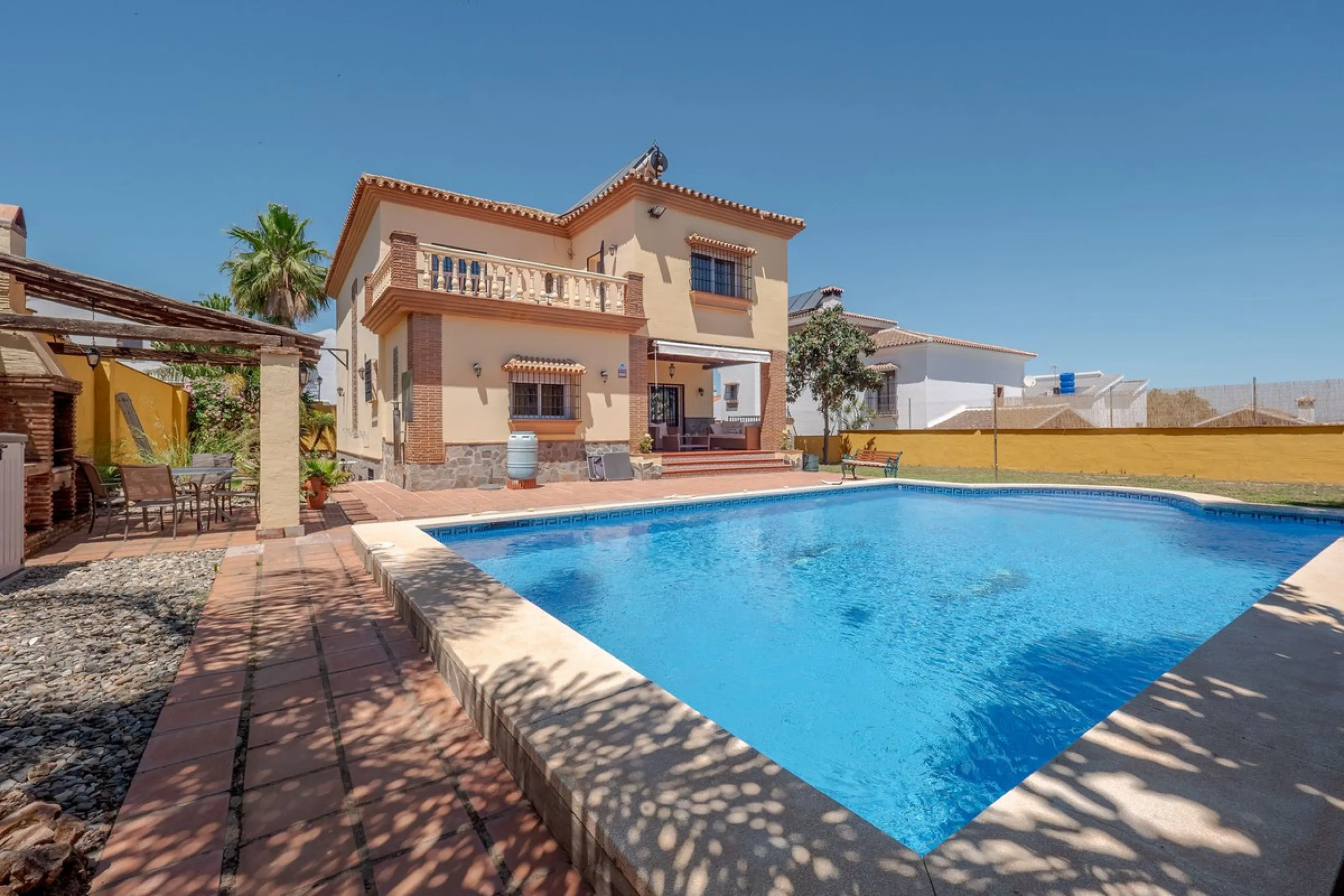 A well-presented detached villa located on the outskirts of the vibrant town of Alhaurin El Grande, set in the sought-after urbanisation of La Paca. The property has been recently renovated to a high standard, including new bathrooms, central heating and 