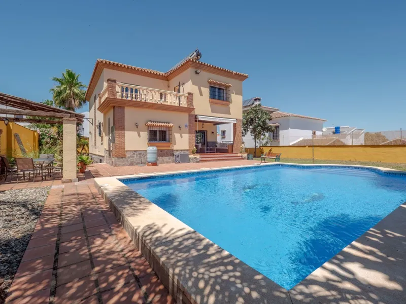 A well-presented detached villa located on the outskirts of the vibrant town of Alhaurin El Grande, set in the sought-after urbanisation of La Paca. The property has been recently renovated to a high standard, including new bathrooms, central heating and 