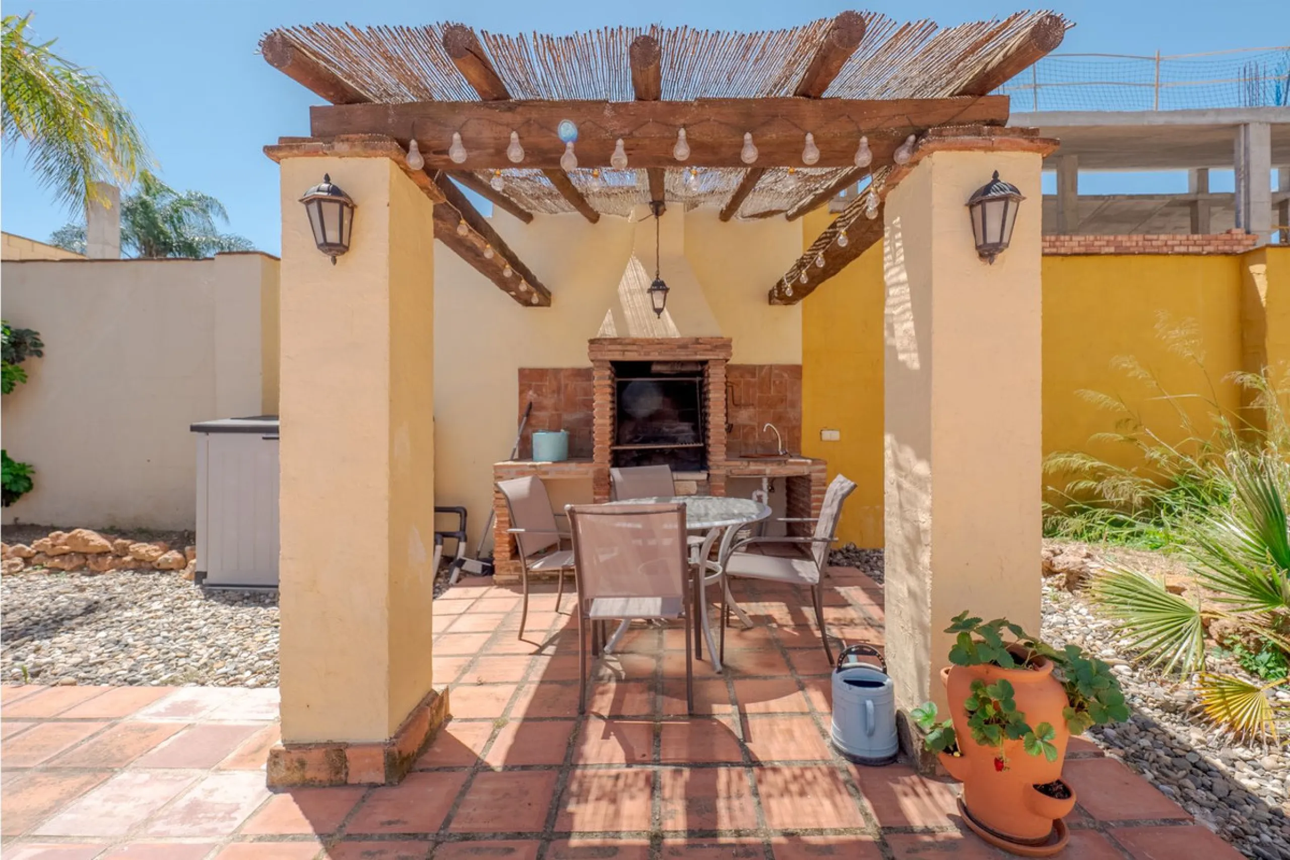 A well-presented detached villa located on the outskirts of the vibrant town of Alhaurin El Grande, set in the sought-after urbanisation of La Paca. The property has been recently renovated to a high standard, including new bathrooms, central heating and 