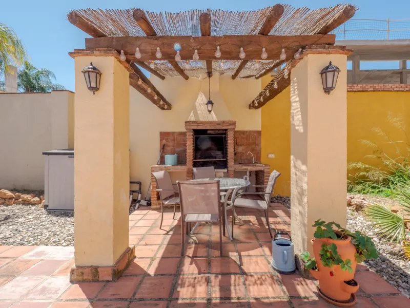 A well-presented detached villa located on the outskirts of the vibrant town of Alhaurin El Grande, set in the sought-after urbanisation of La Paca. The property has been recently renovated to a high standard, including new bathrooms, central heating and 