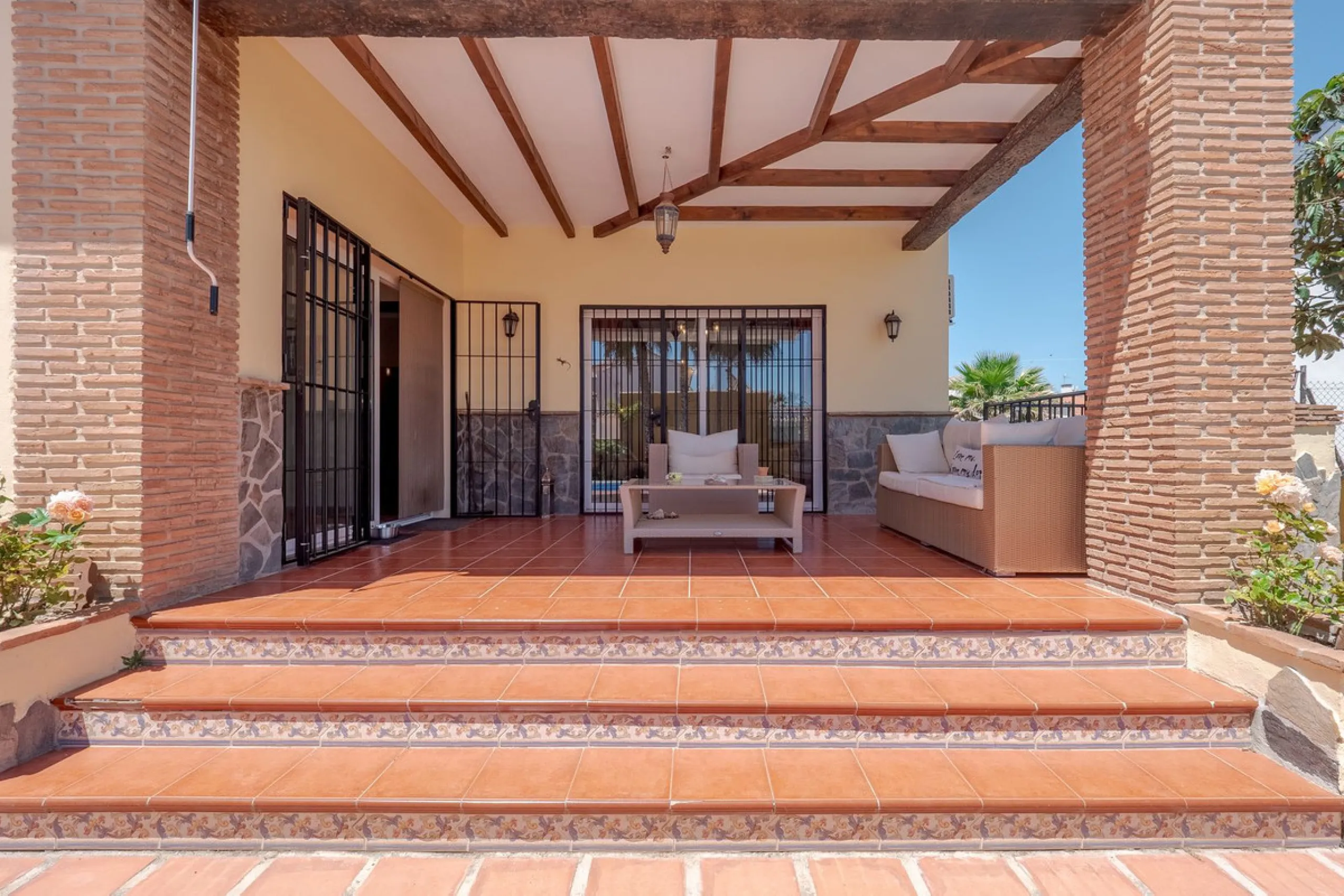 A well-presented detached villa located on the outskirts of the vibrant town of Alhaurin El Grande, set in the sought-after urbanisation of La Paca. The property has been recently renovated to a high standard, including new bathrooms, central heating and 