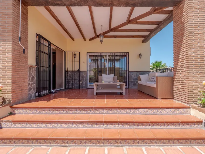 A well-presented detached villa located on the outskirts of the vibrant town of Alhaurin El Grande, set in the sought-after urbanisation of La Paca. The property has been recently renovated to a high standard, including new bathrooms, central heating and 