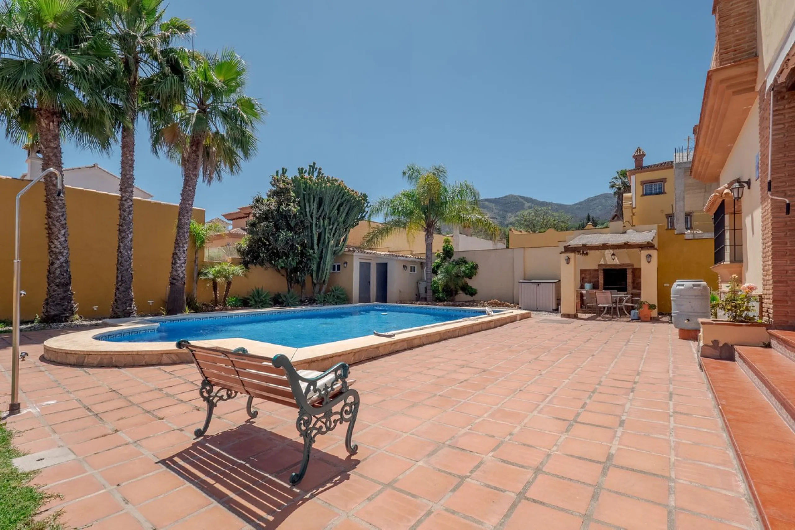 A well-presented detached villa located on the outskirts of the vibrant town of Alhaurin El Grande, set in the sought-after urbanisation of La Paca. The property has been recently renovated to a high standard, including new bathrooms, central heating and 