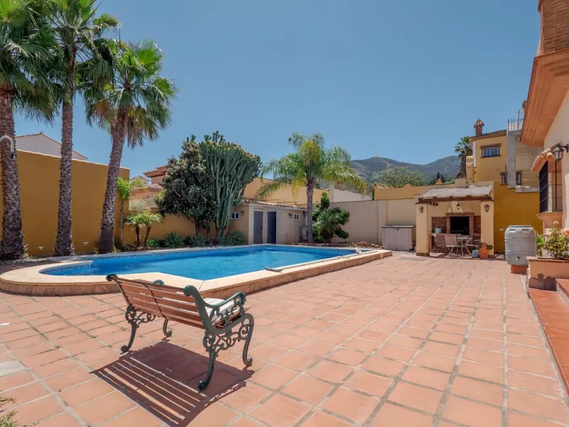 A well-presented detached villa located on the outskirts of the vibrant town of Alhaurin El Grande, set in the sought-after urbanisation of La Paca. The property has been recently renovated to a high standard, including new bathrooms, central heating and 