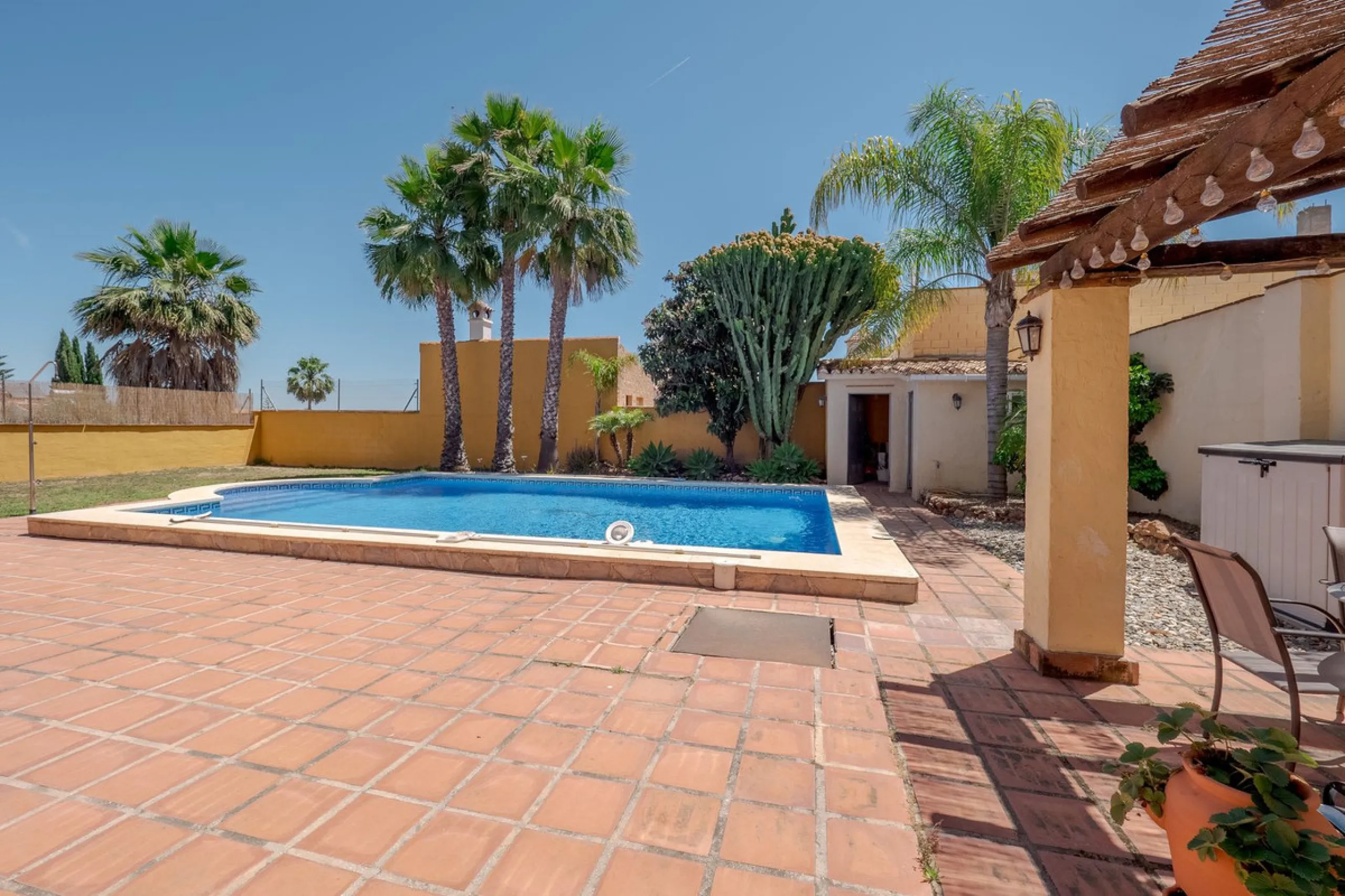 A well-presented detached villa located on the outskirts of the vibrant town of Alhaurin El Grande, set in the sought-after urbanisation of La Paca. The property has been recently renovated to a high standard, including new bathrooms, central heating and 